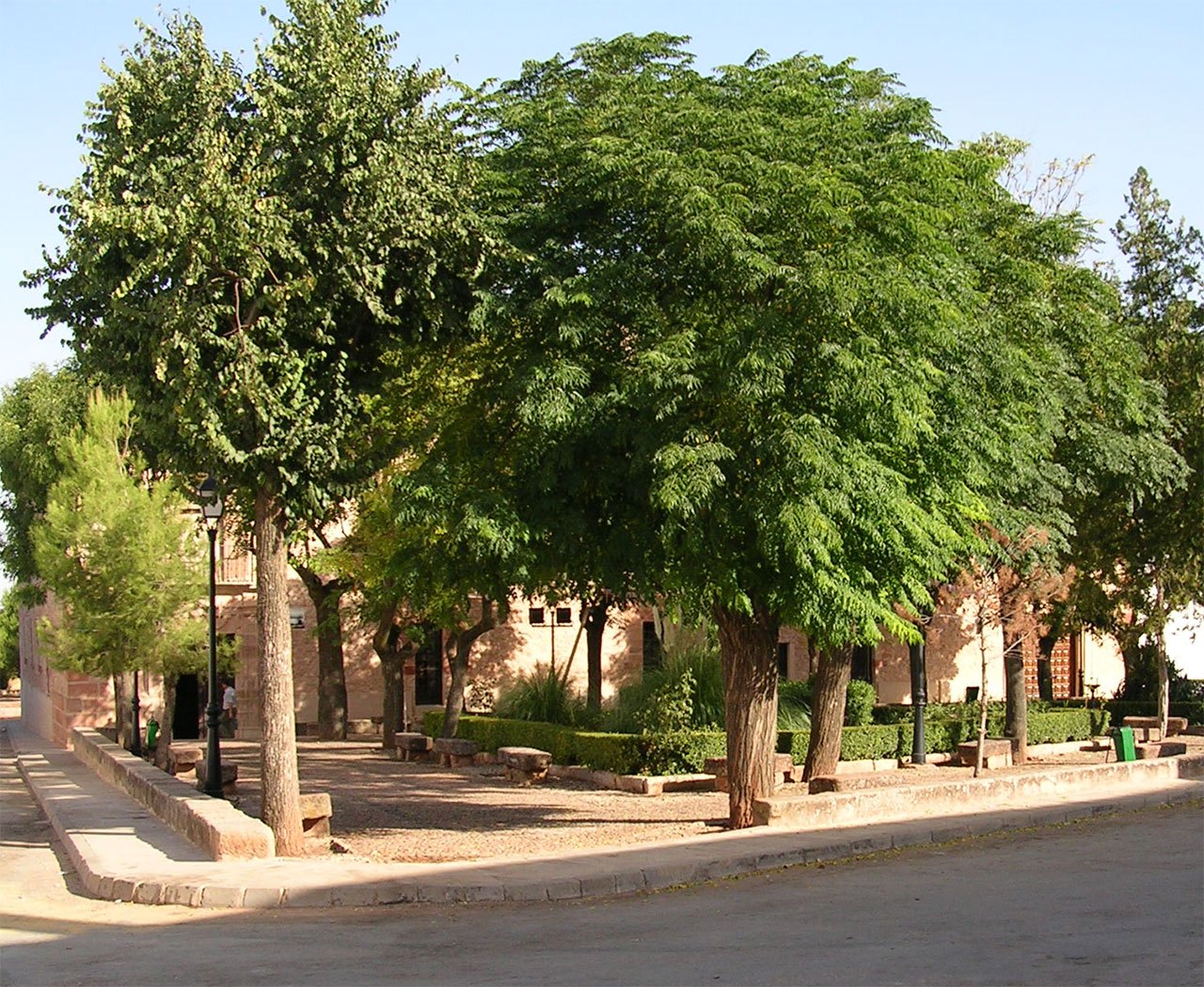 Plaza y calles tranquilas de Fuenllana