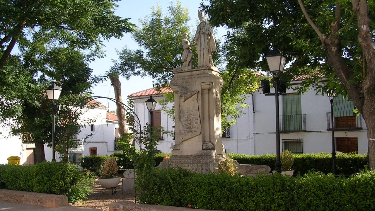 Plaza arbolada de Fuenllana